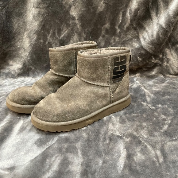 Women’s size 6 Gray Ugg Boots - Picture 2 of 7